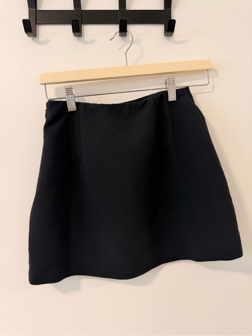Abercrombie & Fitch Black Mini Skirt - Clean Tailored Cut - Picture 3 of 7